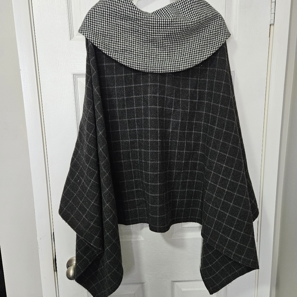 Reitmans plaid poncho - Picture 2 of 6